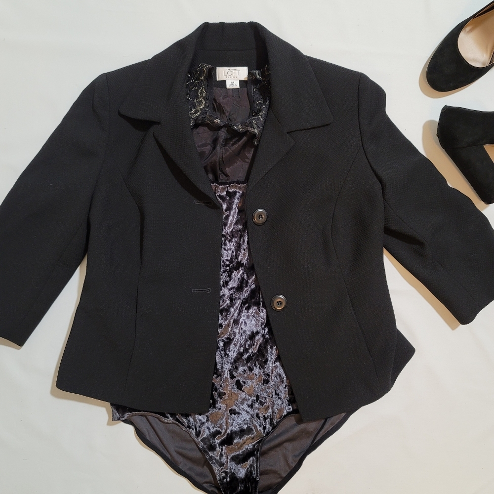 Ann Taylor LOFT Petites Size 6 Black Blazer with collar buttoned 3/4 sleeve